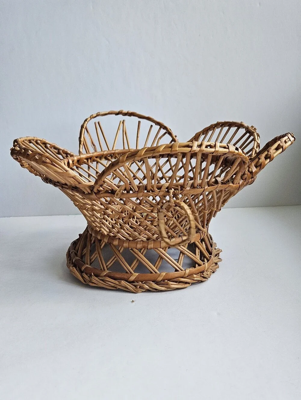 scalloped edge vintage wicker boho hanging display decor basket handles Portugal